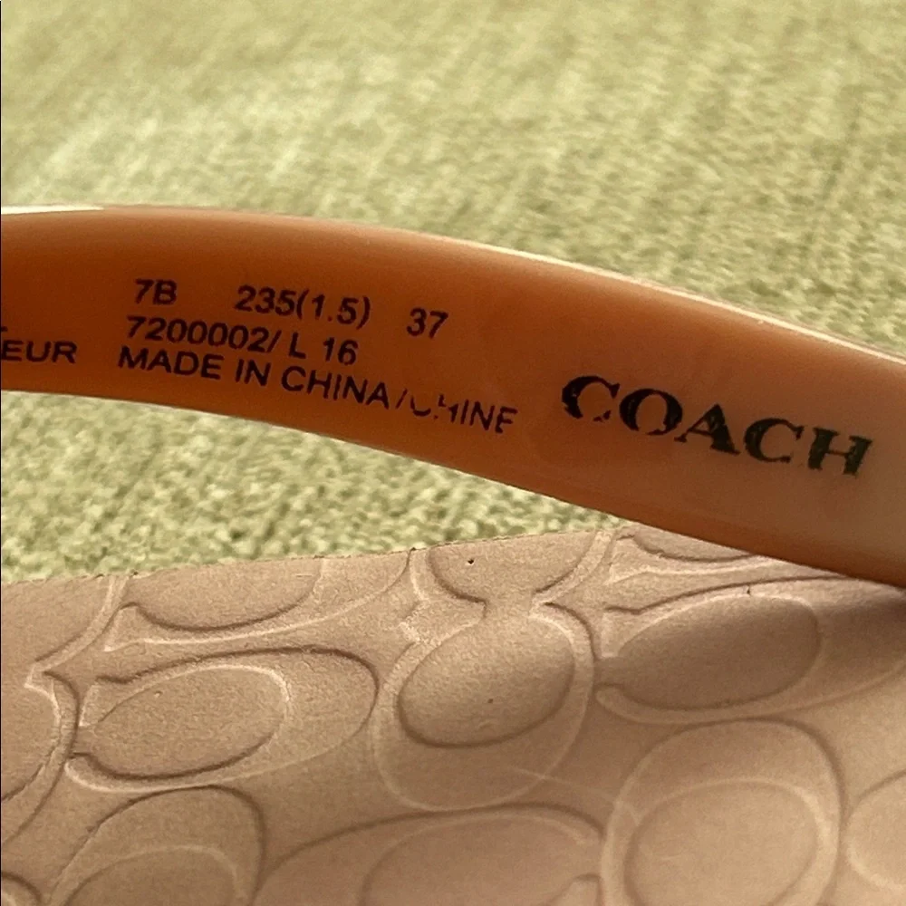 Coach Women's light pink flip flops - Picture 3 of 4